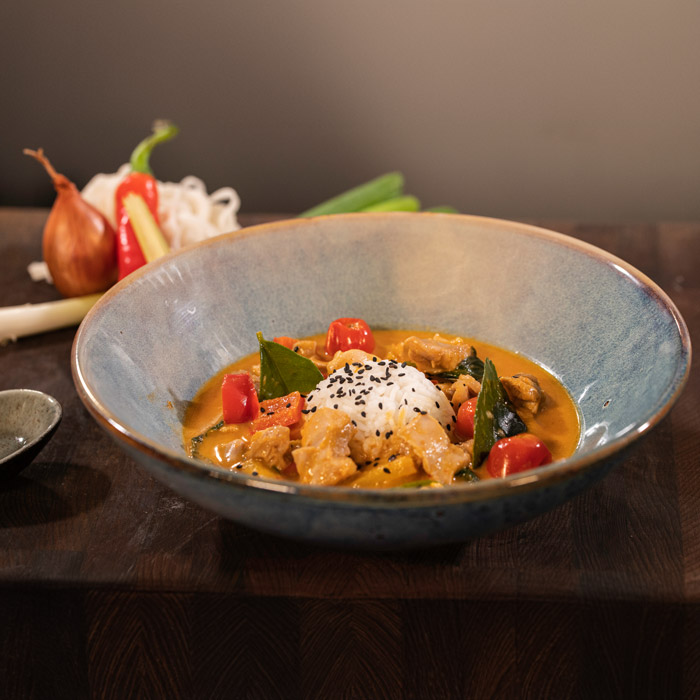 Onshii - Bild von unserem köstlichen roten Thai-Curry-Haehnchen mit reis in einer Schale.