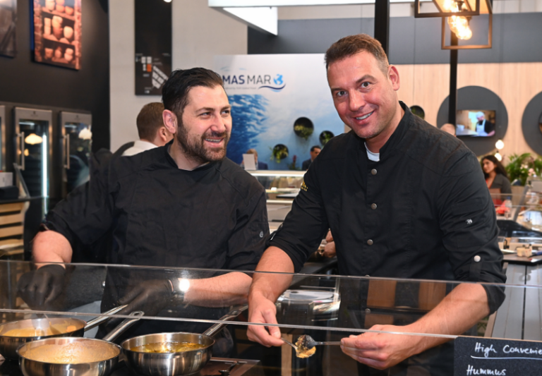 Onshii - Bild von einem unserer Geschäftsführer Udo und Anas, unserem Kooperationspartner für arabische Gerichte bei einer Messe am frisch zubereiten von Gerichten
